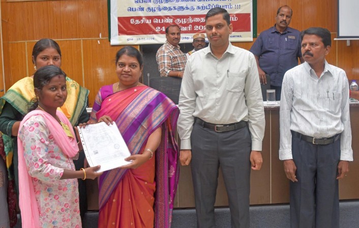 பெண் குழந்தைகளை காப்போம் – கற்பிப்போம் திட்டம் மாணவிகளுக்கு அமைச்சர் கீதா ஜீவன் பரிசுகளை வழங்கினார்.