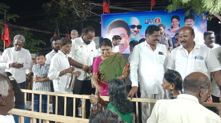 தூத்துக்குடியில் மக்கள் மத்தியில் வேரூன்றும் முதல்வர் மு. க .ஸ்டாலின் பிறந்தநாள் விழா - அமைச்சர் கீதா ஜீவன் தங்க மோதிரம் நலத்திட்ட உதவி வழங்கி உற்சாகம்.