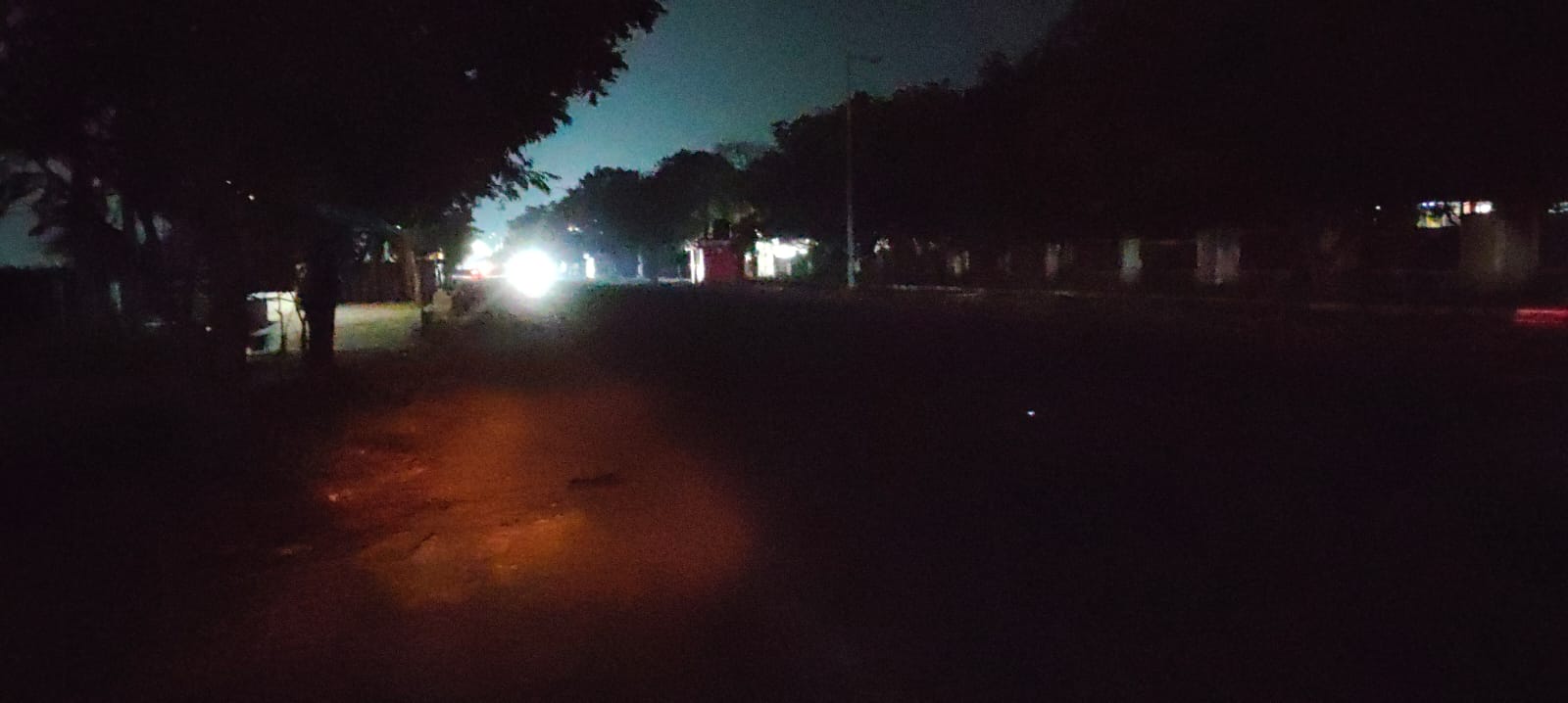 மக்கள் அதிகம் பயன்படுத்தும் சாலை இருள் சூழ்ந்த காட்சி – தூத்துக்குடி மாநகராட்சி கவனிக்காதது ஏன்?