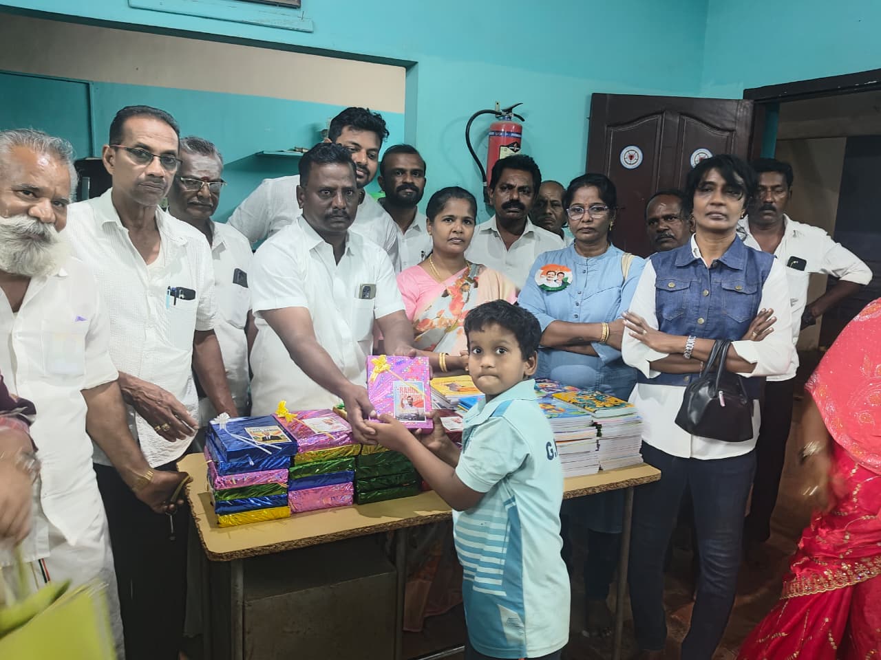 ராகுல் காந்தி பிறந்த நாள் விழா: மாநகர் மாவட்ட காங்கிரஸ் தலைவர் எஸ்.எம். சகாயராஜ் தலைமையில் ஆதரவற்றோர் இல்லங்களில் உணவு, நலத்திட்ட உதவிகள் வழங்கல்