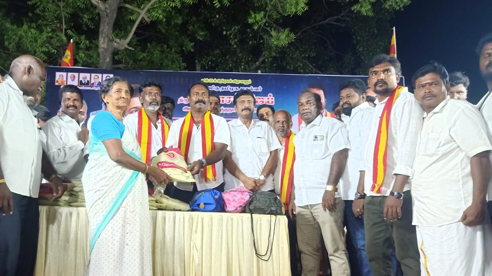 முதல்வர் விஜயின் பிறந்தநாள் விழா: முத்தையாபுரம் பல்க் திடலில் கேக் வெட்டி நலத்திட்ட உதவிகள் வழங்கி கொண்டாட்டம்