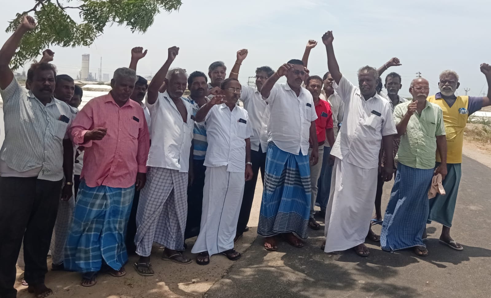 தூத்துக்குடியில் உப்பளத் தொழிலை பாதுகாக்க வலியுறுத்தி உப்பு உற்பத்தியாளர்கள் திடீர் ஆர்ப்பாட்டம் அரசு நடவடிக்கை எடுக்காவிட்டால் தொடர் போராட்டம்: உப்பு உற்பத்தியாளர்கள் எச்சரிக்கை