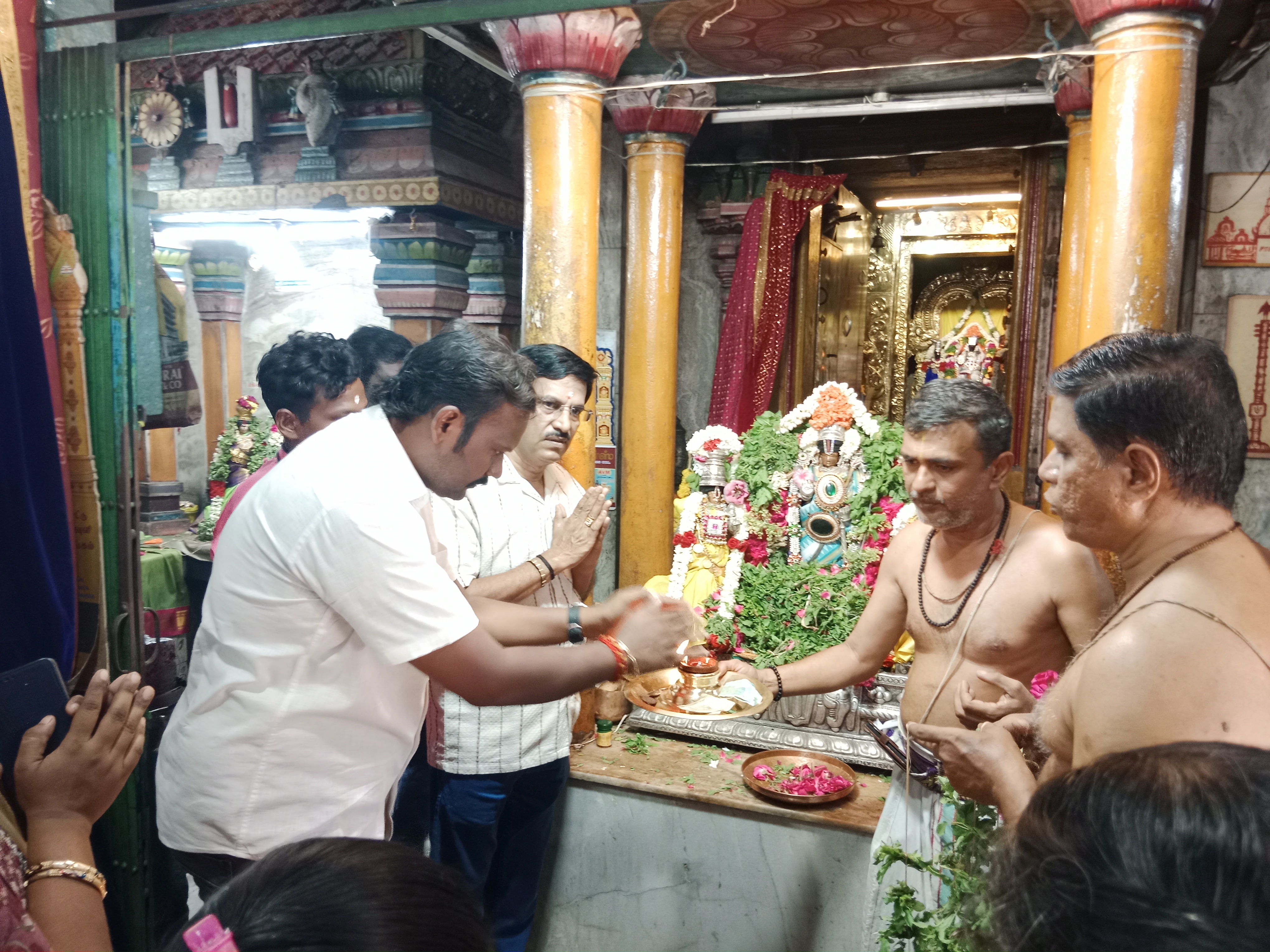தவெக பொதுச்செயலாளர் புஸ்ஸி என். ஆனந்த் பிறந்தநாள்: தூத்துக்குடியில் சிவன், பெருமாள் கோவில்களில் சிறப்பு வழிபாடு; பொதுமக்களுக்கு இனிப்பு வழங்கல்