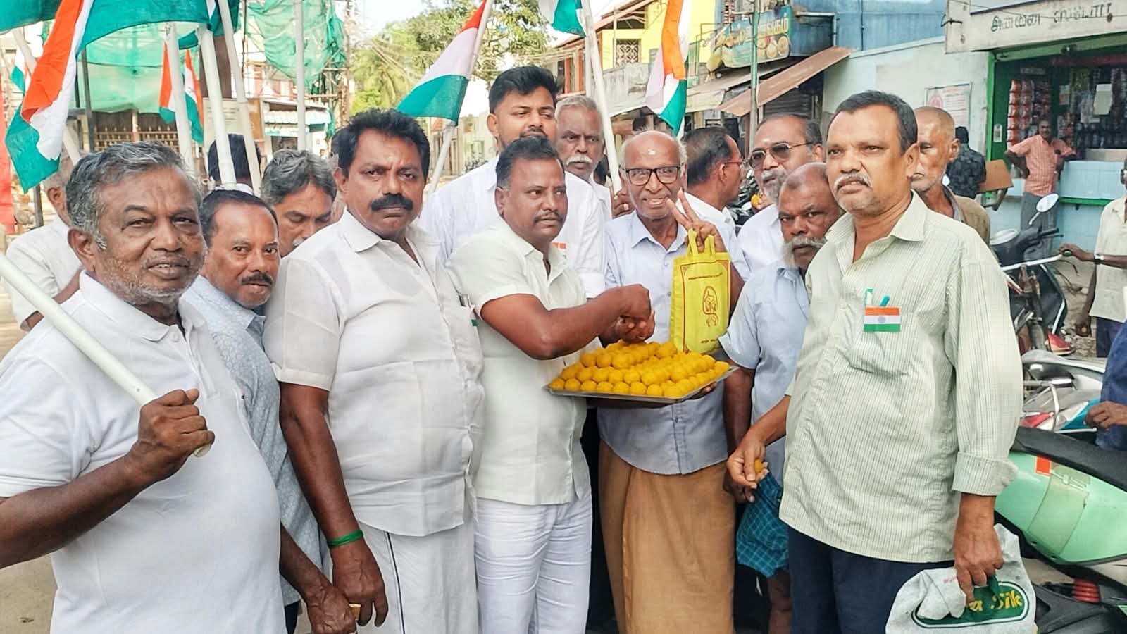 இந்திய நாட்டின் 80  வது சுதந்திர தின விழா: காந்தி சிலைக்கு எம். சகாயராஜ் தலைமையில் காங்கிரஸ் நிர்வாகிகள் மரியாதை