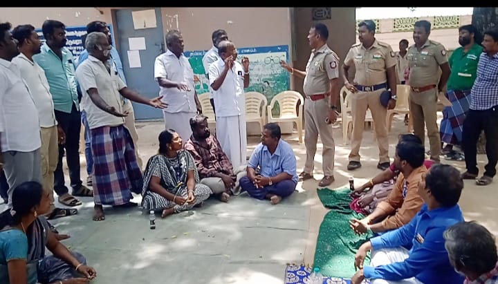 உப்பளங்களை பாதுகாக்க வலியுறுத்தி கிராம சபை கூட்டத்தை புறக்கணித்த முள்ளக்காடு மக்கள்  அதிகாரிகளுடன் வாக்குவாதம்; கூட்டத்தில் பரபரப்பு