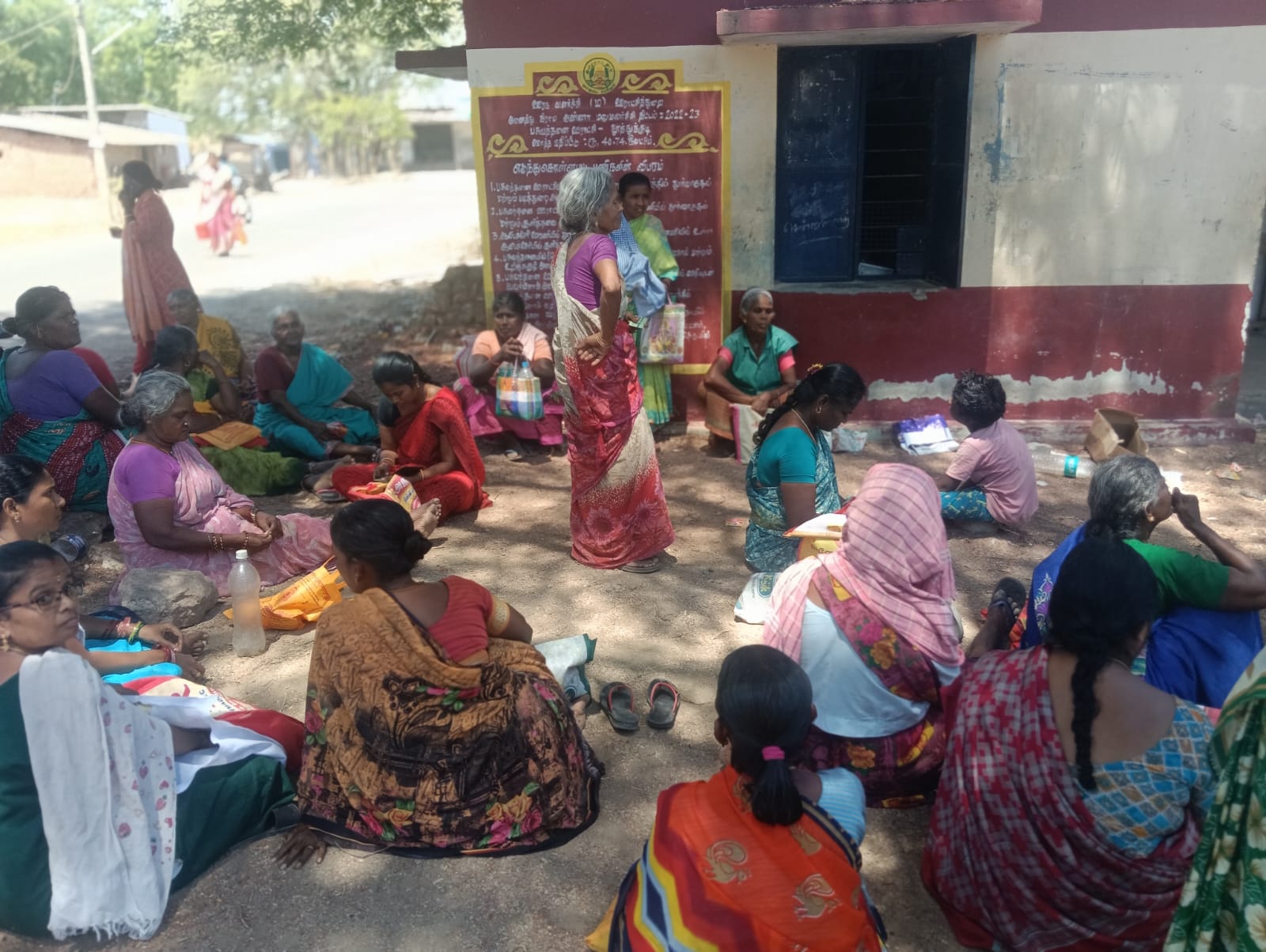 பசுவந்தனை ரேஷன் கடை திறக்காததால் பொதுமக்கள் காத்திருப்பு போராட்டம்