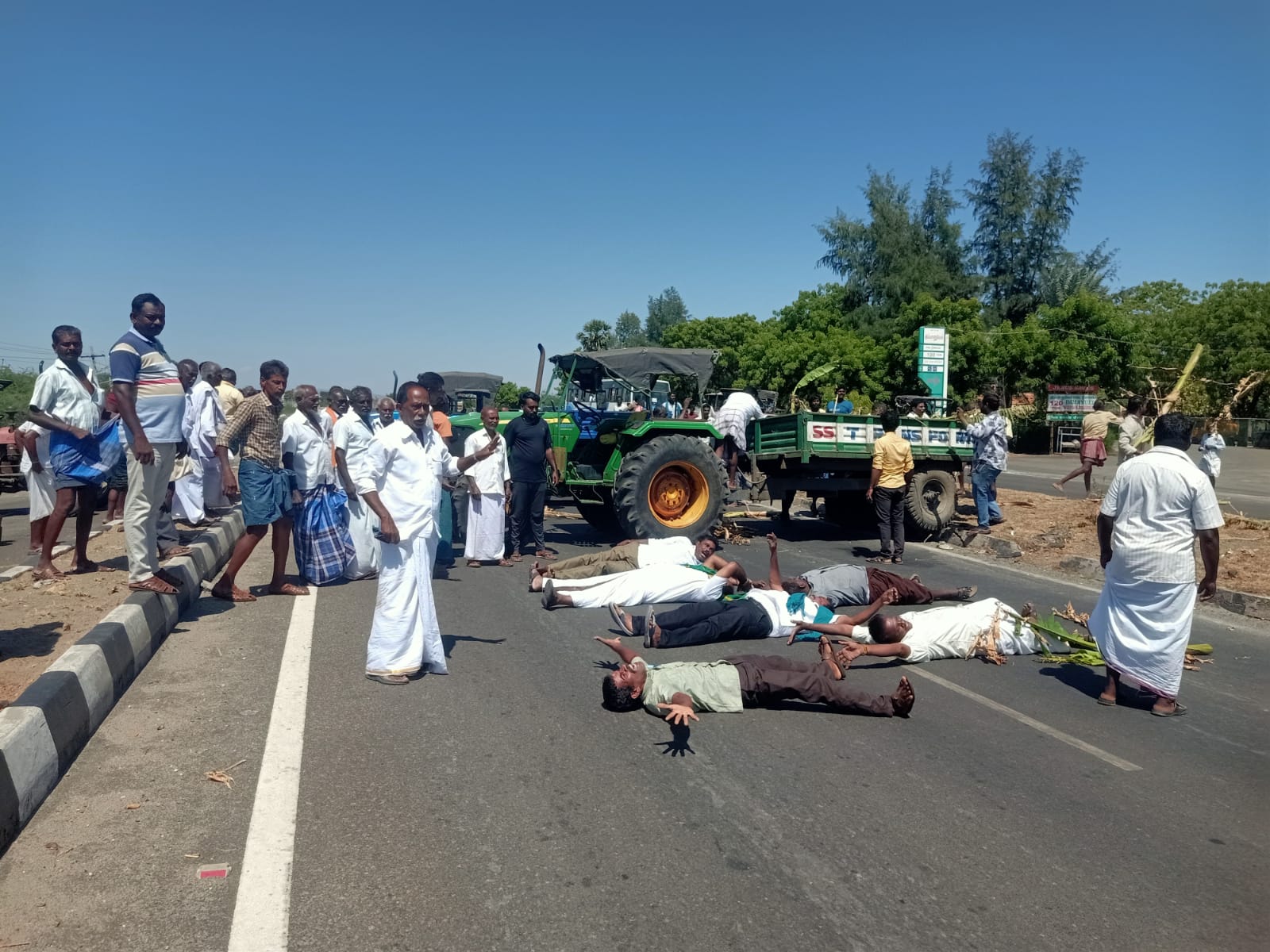 ஸ்ரீவைகுண்டம் வடகால் பாசனத்துக்கு தண்ணீர் திறக்கக் கோரி விவசாயிகள் சாலை மறியல்  டிராக்டர், மாட்டு வண்டிகளுடன் போராட்டம் – நூற்றுக்கணக்கானோர் கைது; 4 வழிச்சாலையில் போக்குவரத்து பாதிப்பு