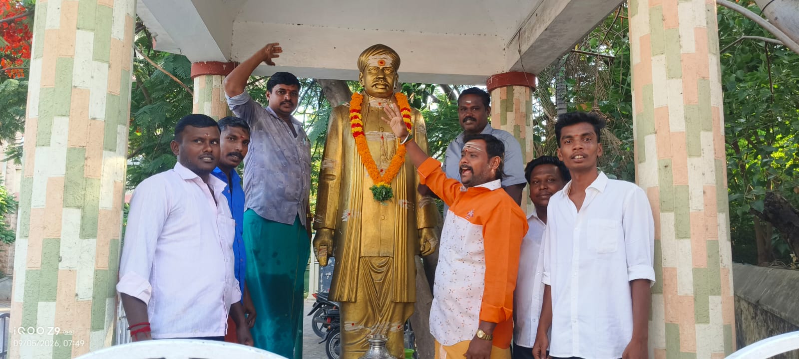 செக்கிழுத்த செம்மல் வ.உ.சிதம்பரத்தின் 155-வது பிறந்தநாள் விழா  தூத்துக்குடியில் சிலைக்கு பால், பன்னீர், சந்தனம் அபிஷேகம் செய்து மரியாதை