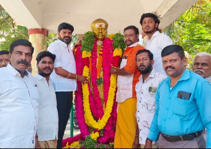வ.உ.சிதம்பரனார் 155-வது பிறந்தநாள்: தமிழ்நாடு வ.உ.சி.பேரவை மாநில இளைஞர் அணி செயலாளர் திருச்சிற்றம்பலம் அவரது திருவுருவச் சிலைக்கு மாலை அணிவித்து மரியாதை செலுத்தினார்.