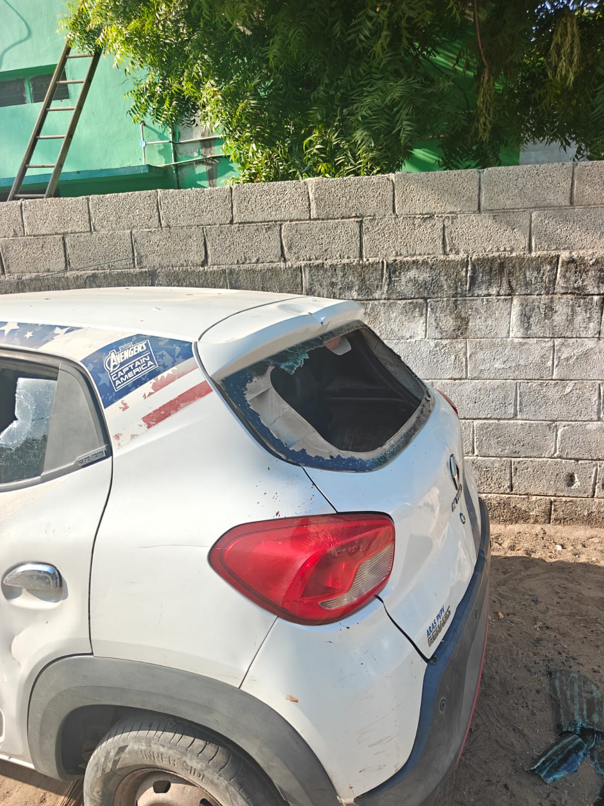 தூத்துக்குடியில் பரபரப்பு, வீட்டின் முன்பு நிறுத்தப்பட்டிருந்த காங்கிரஸ் கட்சி நிர்வாகியின் காரை அடித்து நொறுக்கிய கும்பல்