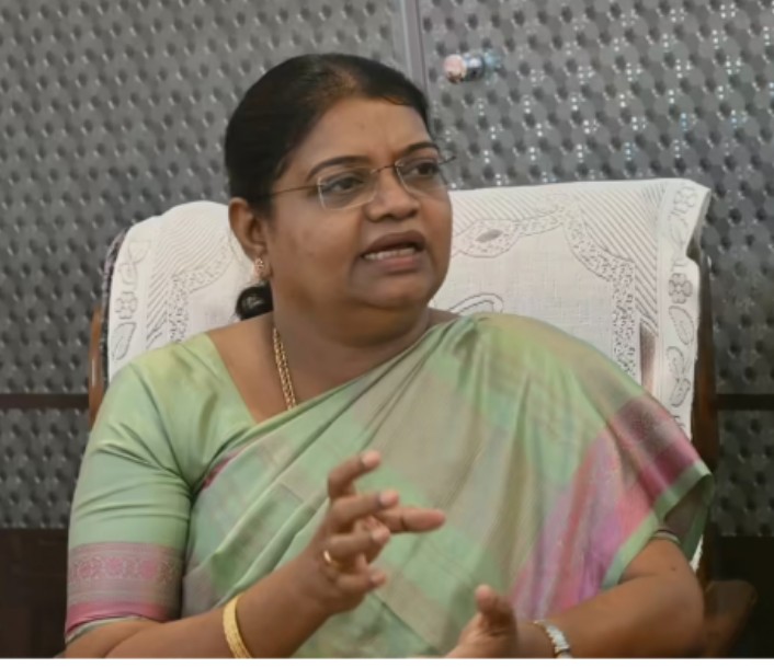 பள்ளி மாணவர்களுக்கு கட்சித் துண்டா? மாணவர்களை அரசியல் அடையாளங்களுடன் நிறுத்துவது கண்டிக்கத்தக்கது: முன்னாள் அமைச்சர் கீதா ஜீவன்