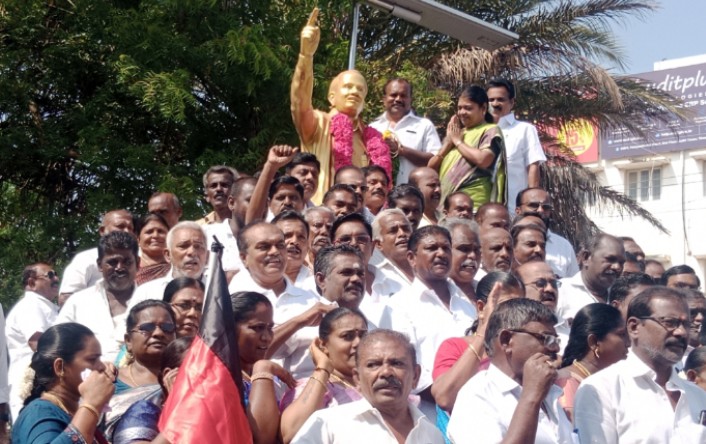 பேரறிஞர் அண்ணா 118-வது பிறந்த நாள்  தூத்துக்குடியில் திருவுருவச் சிலைக்கு முன்னாள் அமைச்சர் கீதா ஜீவன் மேயர் ஜெகன் பெரியசாமி ஆகியோர் மாலை அணிவித்து மரியாதை