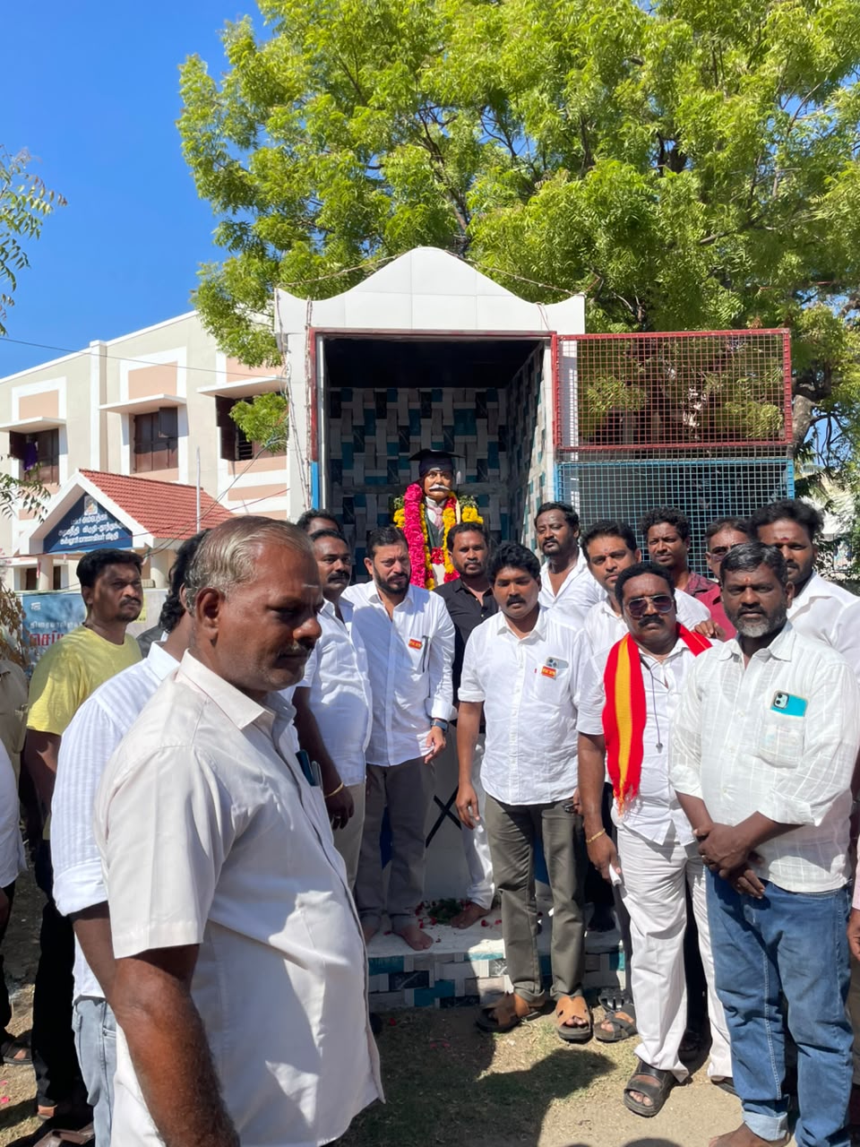 இரட்டைமலை சீனிவாசனார் 81-வது நினைவு தினம்  தூத்துக்குடியில் சிலைக்கு மாலை அணிவித்து வீரவணக்கம்