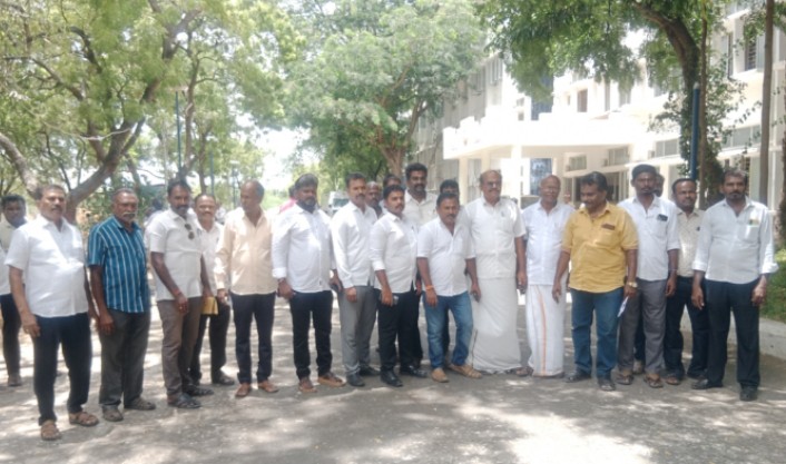 வேலவன் ஸ்டோர்ஸ் நிறுவனத்தில் ரூ.4.22 லட்சம் பெற்றுக்கொண்டு நகையை தர மறுப்பு: எஸ்.பி.யிடம் வணிகர் சங்கம் புகார்   200-க்கும் மேற்பட்ட வாடிக்கையாளர்கள் நகைகளை பரிசோதித்ததில் குறைபாடு இல்லை என தகவல்