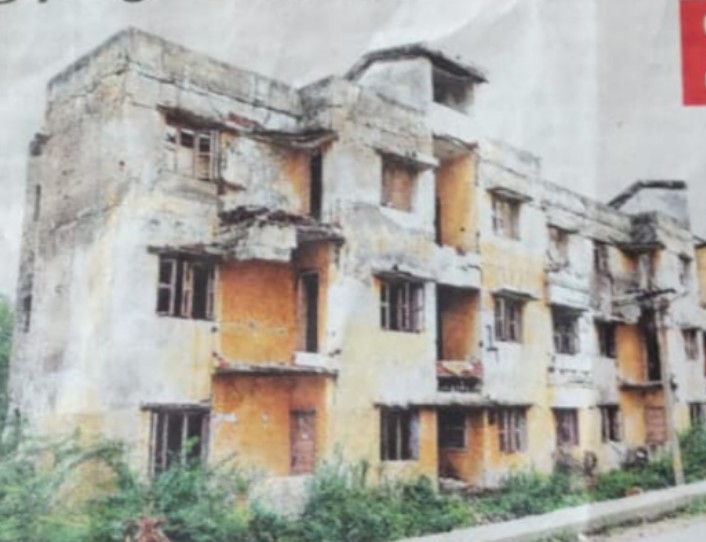 சங்கரப்பேரியில் சிதிலமடைந்த வீட்டுவசதி வாரிய குடியிருப்பு இடித்து அகற்றப்படுகிறது  பல ஆண்டுகால கவுன்சிலர் ரெங்கசாமியின் முயற்சிக்கு கிடைத்த வெற்றி பொதுமக்கள் மகிழ்ச்சி