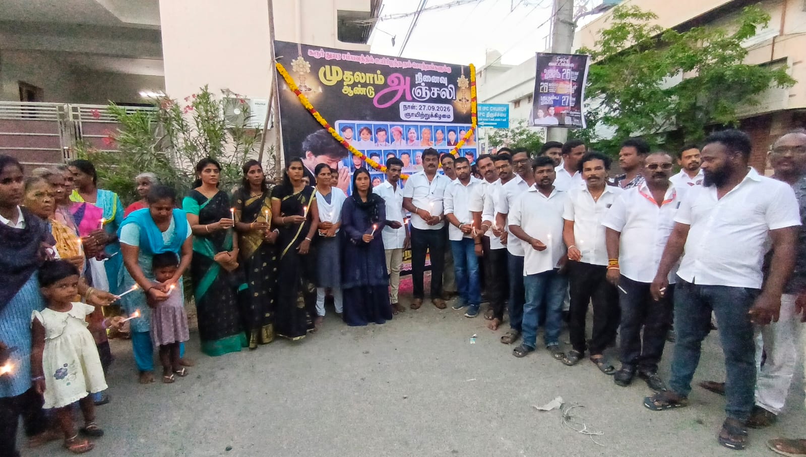 கரூர் சம்பவத்தில் உயிரிழந்த 41 பேருக்கு மத்திய மாவட்ட இணைச் செயலாளர் கோல்டன் தலைமையில் மெழுகுவர்த்தி ஏந்தி அஞ்சலி