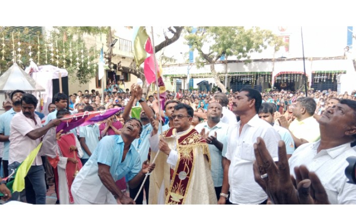 தூத்துக்குடி மணல்மேடு பாத்திமா நகர்  பரிசுத்த பாத்திமா அன்னை ஆலய பெருவிழா கொடியேற்றத்துடன் தொடக்கம்