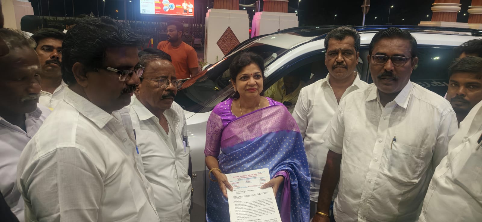 தூத்துக்குடி உப்பளங்களை பாதுகாக்க தொடர் போராட்டம்  பாமக எம்.எல்.ஏ. சௌமியா அன்புமணியிடம் உப்பு உற்பத்தியாளர்கள் மனு