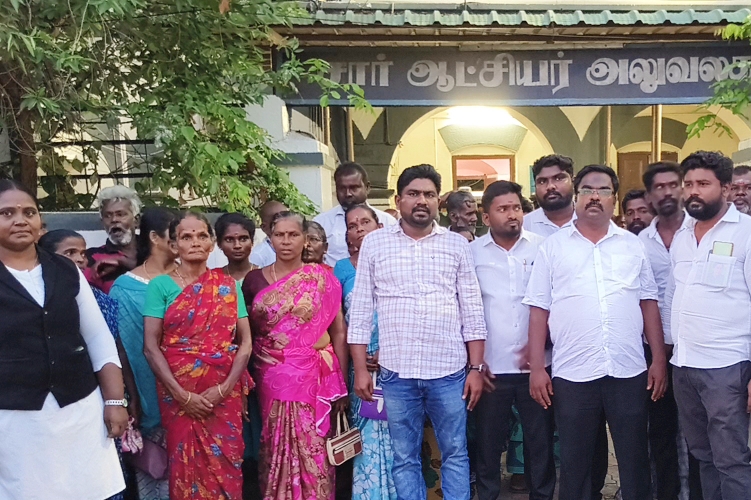 தூத்துக்குடி உப்பளத்தில் கப்பல் கட்டும் தளம் அமைக்க எதிர்ப்பு!  “வாழ்வாதாரத்தை அழித்து கப்பல் கட்டும் தளம் வேண்டாம்” – சப் கலெக்டர் கருத்துக் கேட்புக் கூட்டத்தில் உப்பளத் தொழிலாளர்கள் திட்டவட்டம்!