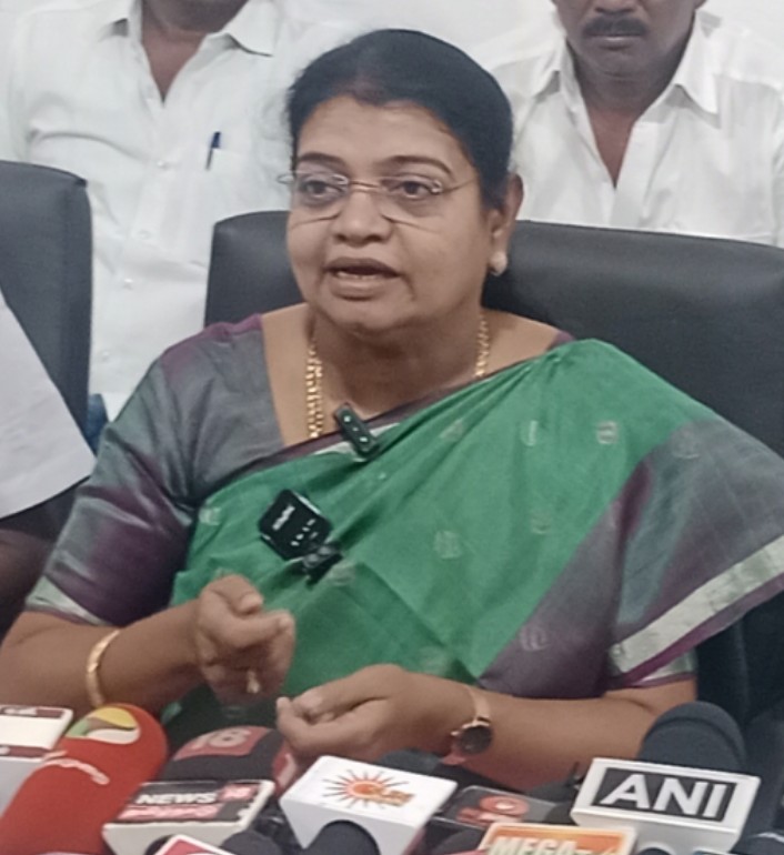 திமுக ஆட்சியில் திட்டமிடப்பட்ட பணிகளுக்கு தவெக திறப்பு விழா நடத்துகிறது!   “திட்டமிட்டது திமுக; ரிப்பன் வெட்டுவதால் சாதனைக்குச் சொந்தக்காரராக முடியாது” தவெக – கீதா ஜீவன்