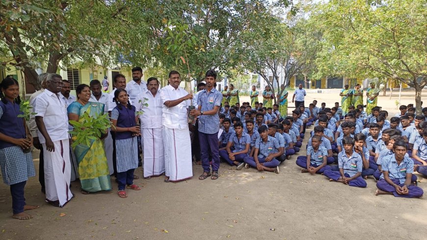 74-வது குடியரசு தின விழா; எம்எல்ஏ மார்கண்டேயன் பள்ளி மாணவ- மாணவிகளுக்கு மரக்கன்றுகளை வழங்கினார்.