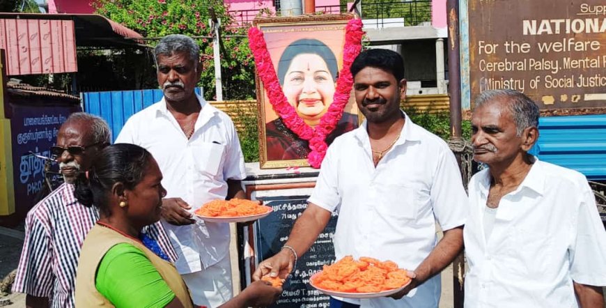 மறைந்த முன்னாள் தமிழக முதல்வர் ஜெ.பிறந்தநாள் விழா; சமூக ஆர்வலர் சுரேஷ் மாலை அணிவித்து இனிப்பு வழங்கி கொண்டாடினார்.