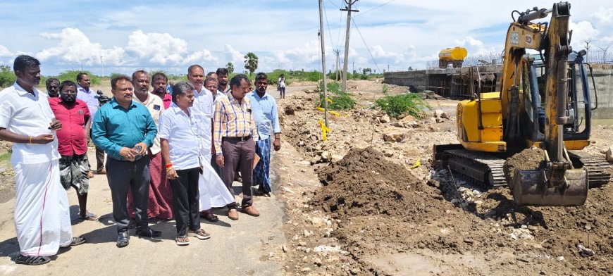 செக்காரக்குடியில் கனமழை வெள்ளத்தால் பாதிக்கப்பட்ட பகுதிகளில் ஜே.சி.பி இயந்திரம் மூலம் சரிசெய்யும் பணி -  சண்முகையா எம்எல்ஏ துவக்கி வைத்தார் .