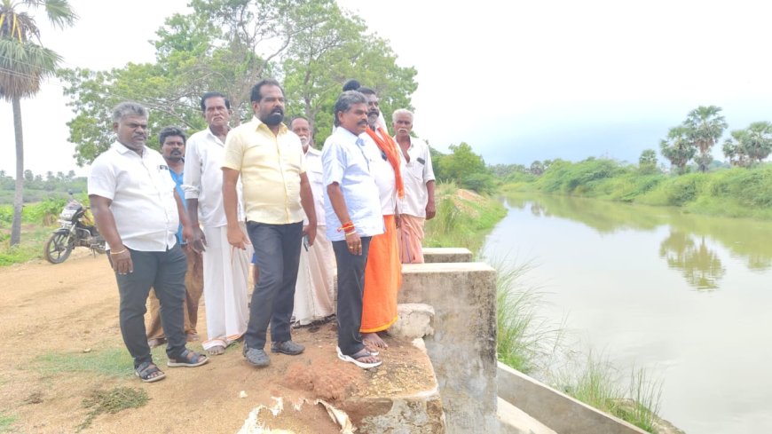 வடகிழக்கு பருவமழை தொடங்கிய நிலையில் குலையன்கரிசல் பெட்டை குளத்தை ஒட்டப்பிடாரம் சட்டமன்ற உறுப்பினர் சண்முகையா பார்வையிட்டு ஆய்வு செய்தார்.