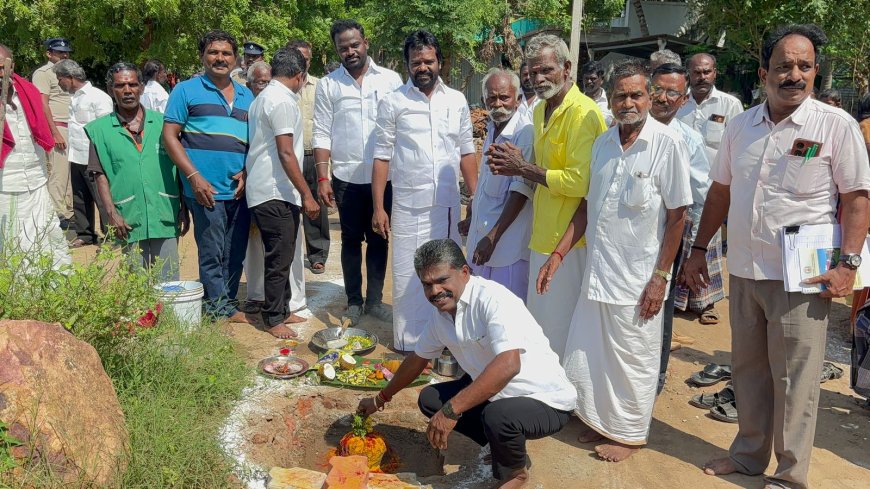 கொடியன்குளம் முதல் மருகல்தலை வரை ரூ 80 லட்சம் மதிப்பில்  சாலை அமைக்கும் பணி - ஒட்டப்பிடாரம் சட்டமன்ற உறுப்பினர் எம் சி.சண்முகையா அடிக்கல் நாட்டி துவக்கி வைத்தார்.