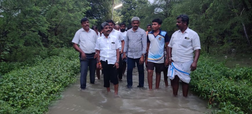 தாமிரபரணி ஆற்றங்கரையோர நாணல்காடு கிராமத்தில்  கனமழை ஆற்றங்கரையோரம் வசிக்கும் மக்களை அரசு முகாம்களுக்கு சென்று பாதுகாப்பாக இருக்குமாறு சண்முகையா எம்எல்ஏ நேரில் சென்று பார்வையிட்டு வலியுறுத்தினார்.